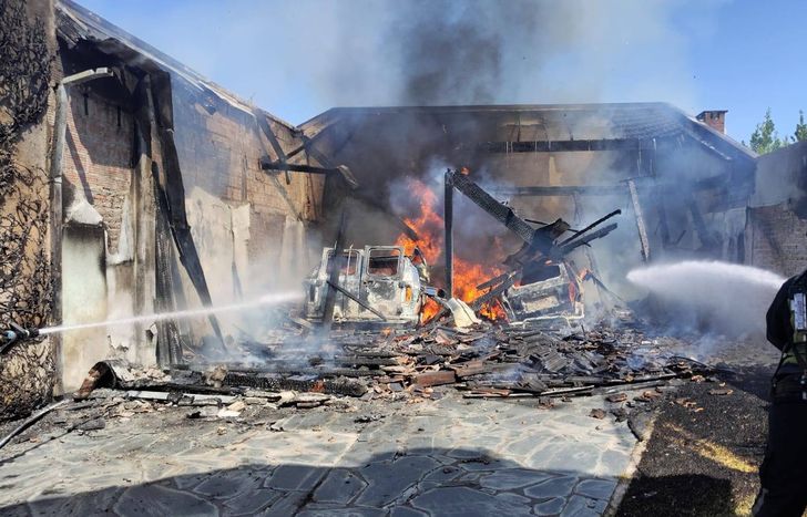 Dos autos quedaron destruidos tras el incendio.