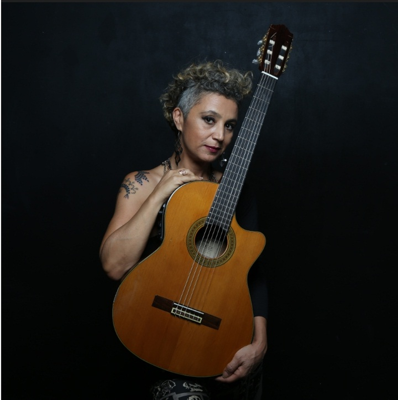 Luciana Jury, con su música en la región. 