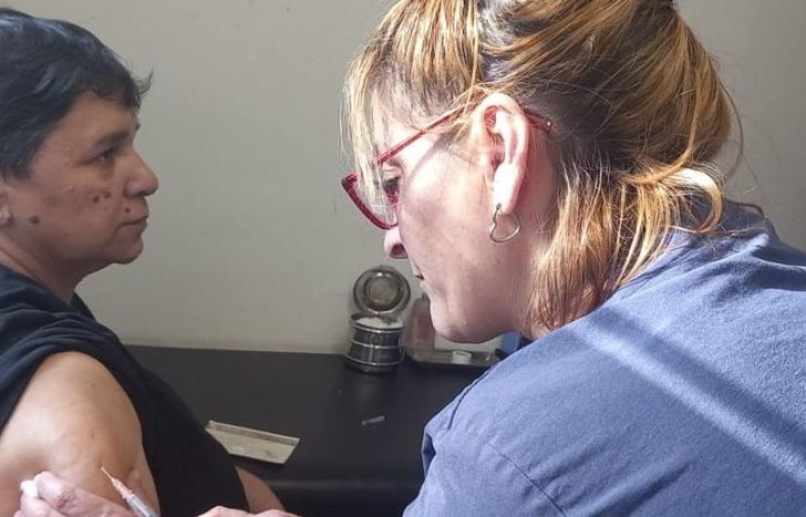 En Lomas hay tres vacunatorios donde ya reciben a los vecinos.