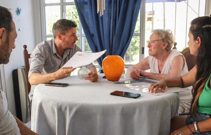 A la entrega de escrituras se suman los operativos de asesoramiento.