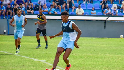 Oswaldo Pacheco, uno de los pilares en la defensa de Temperley. Oswaldo Pacheco, uno de los pilares en la defensa de Temperley.