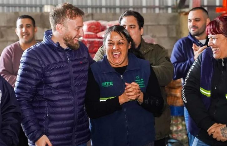 Federico Otermín junto a integrantes de la Cooperativa Jóvenes en Progreso.