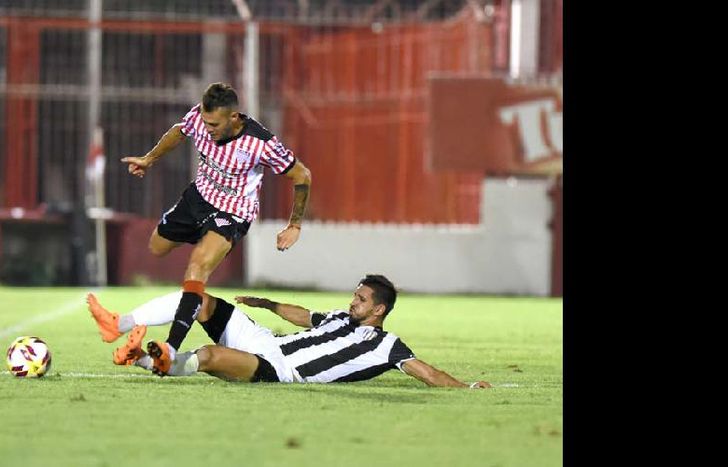 El delantero le apunta a Villa Dálmine.