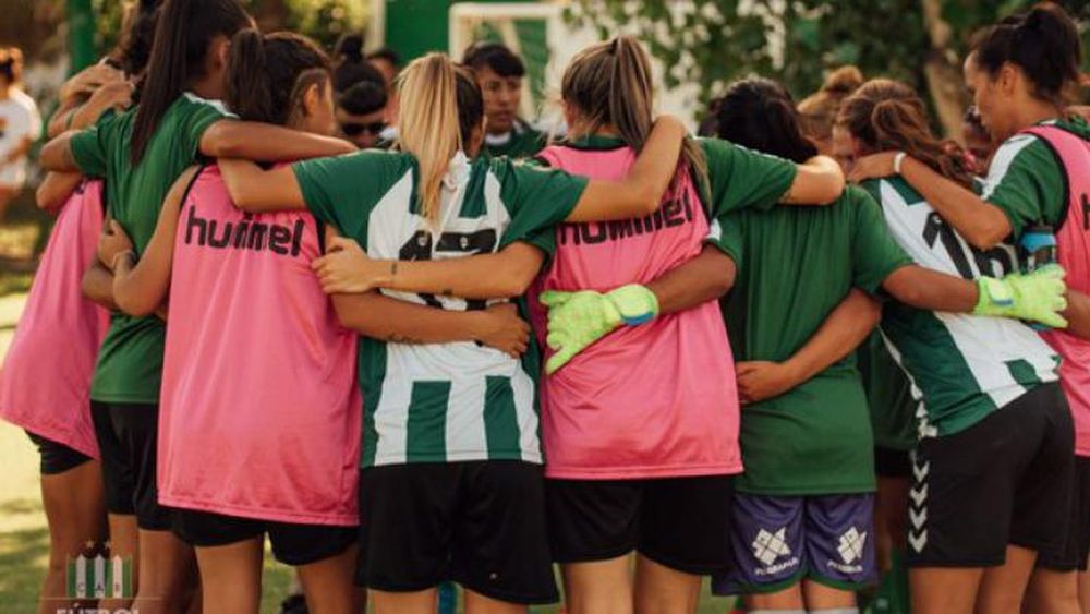 Las chicas tienen todo listo para el primer entrenamiento.