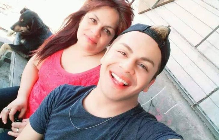 Evelyn Núñez junto a su hijo Gabriel, quien mantiene vivo el reclamo de justicia.
