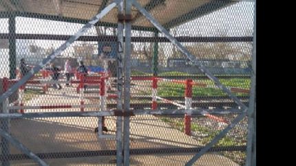 vecinos piden reabrir un paso peatonal en longchamps