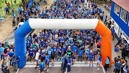 Lomas Corre de Azul gana cada año más fuerza y convocatoria. Lomas Corre de Azul gana cada año más fuerza y convocatoria.