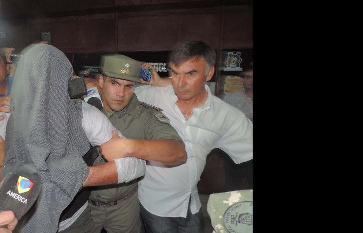 Télam 19/04/2016 Posadas Jorge Chueco, el abogado ligado a Lázaro Báez, quien fuera capturado esta tarde en la ciudad paraguaya de Encarnación, lo llevan detenido al Escuadrón 50 de Gendarmería Nacional de Posadas, donde permanecerá detenido a la espera de ser trasladado a Buenos Aires. Foto: centenaro/cf