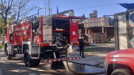 Dos dotaciones de los Bomberos de Lomas trabajaron en el lugar. Dos dotaciones de los Bomberos de Lomas trabajaron en el lugar.