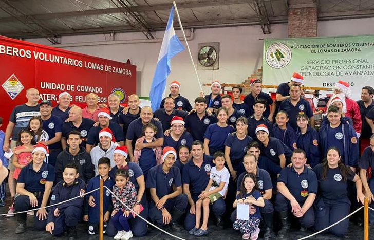 Todo el cuartel acompañó a los vecinos junto a Papá Noel.