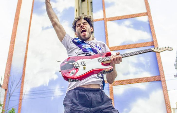 En julio presenta su primer álbum solista.&nbsp;