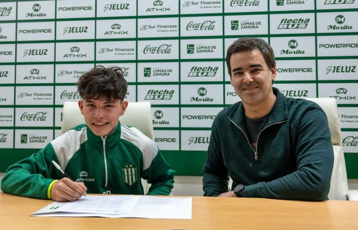 Piñero firmó su primer contrato en Banfield.