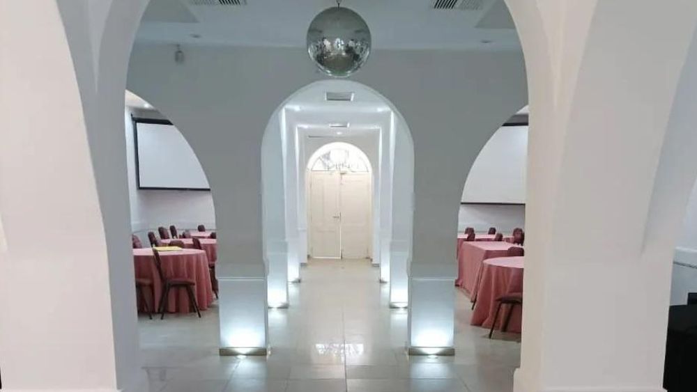 El evento será un salón con todas las comodidades.