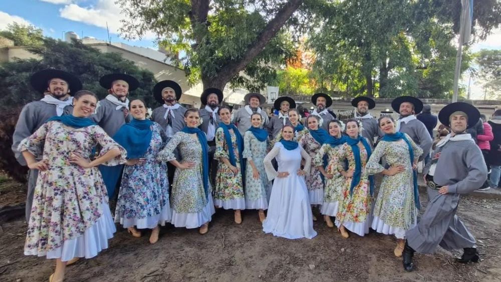 Todo el staff del ballet con historia en el Teatro del Municipio de Lomas.&nbsp;