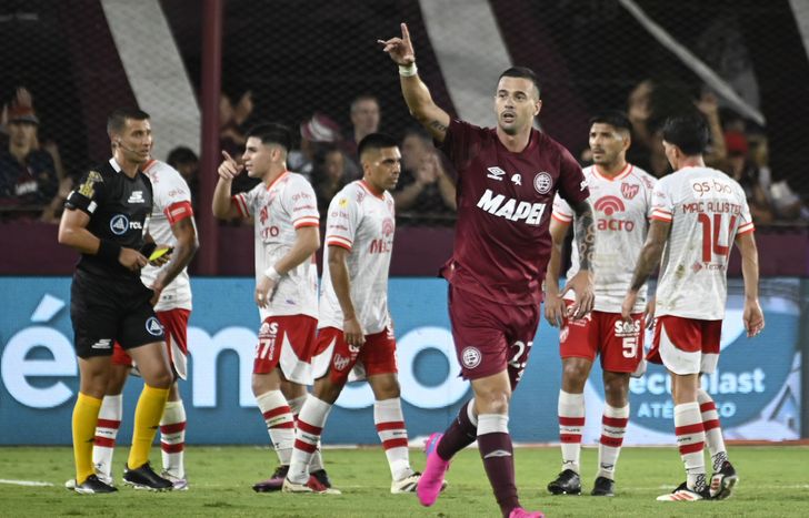 Ramiro Carrera festeja un gol de Lanús ante Instituto.