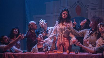 Recomendable comedia.