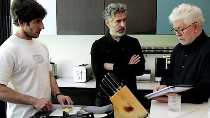 Leonardo Sbaraglia y Pedro Almodóvar, en pleno rodaje.&nbsp;