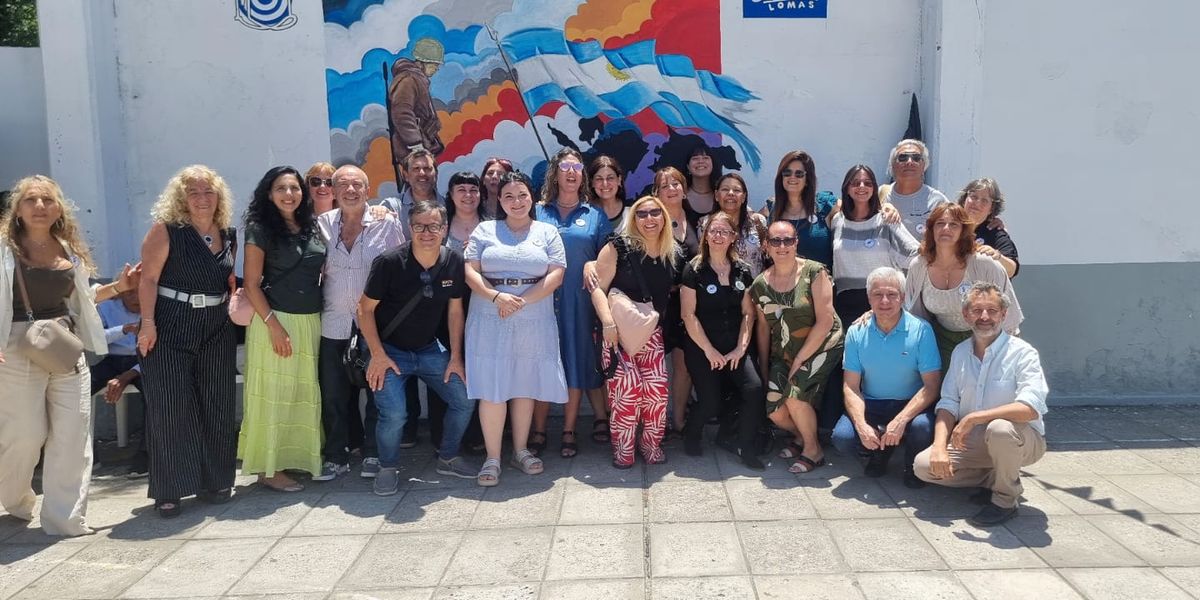 La comunidad educativa del colegio de Banfield estuvo presente en el emotivo acto.