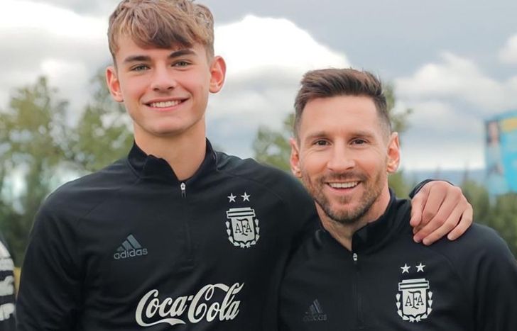 Nico Paz junto a Lionel Messi.