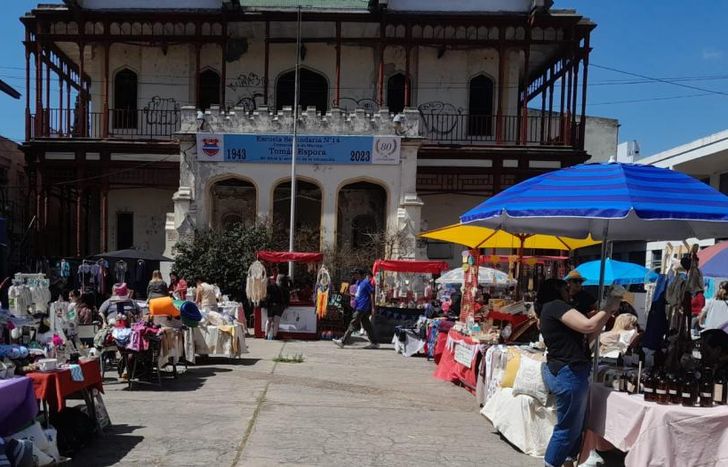 La feria es a beneficio de la cooperadora de la escuela.