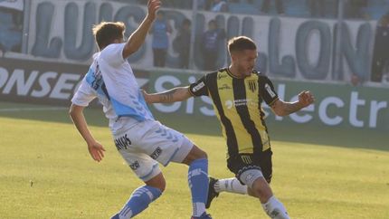 Rosales cubre la llegada de un rival. Rosales cubre la llegada de un rival.