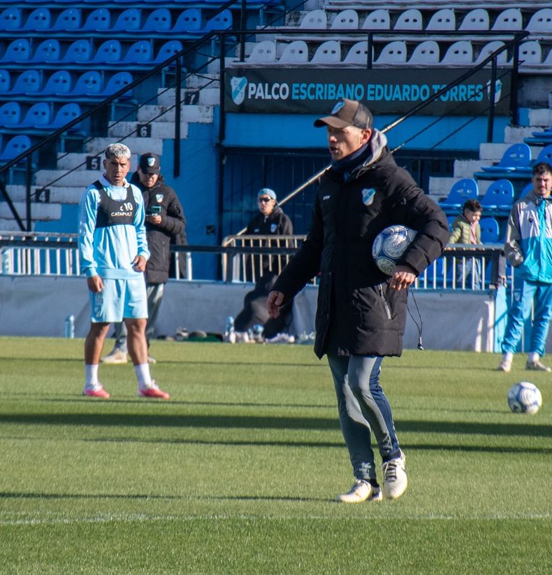 Nicolás Domingo, obligado a realizar cambios en Temperley.
