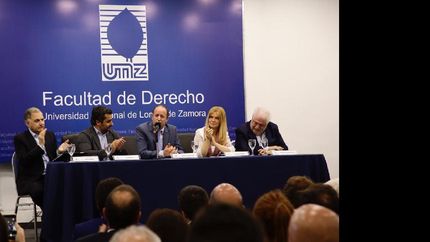 también participó diego molea, rector de la unlz, y gines gonzález garcía, exministro de salud.