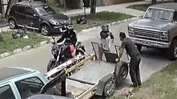 El ataque quedó grabado en una cámara de seguridad.