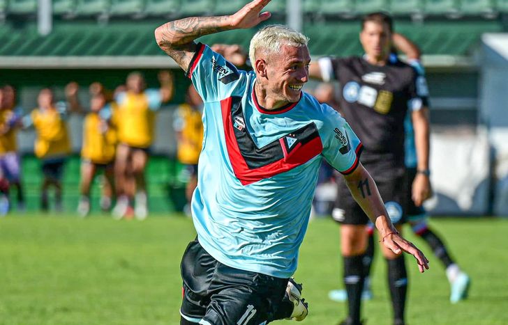 Brown de Adrogué celebró por el golazo de Alan Visco.