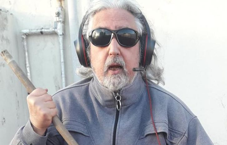 Ricardo imagina a sus personajes y les da vida en la terraza.