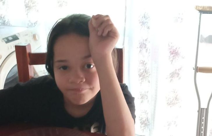 Por el momento se maneja con muletas para poder movilizarse.