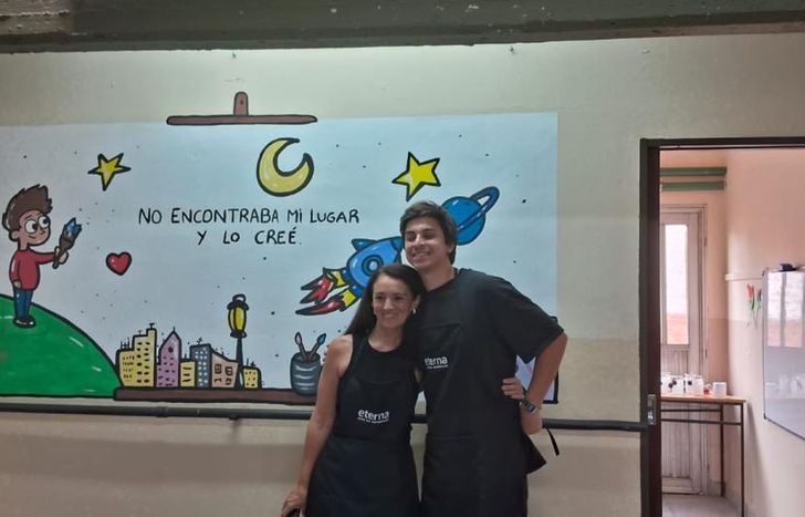El mural, listo. La felicidad de los artistas, compartida con los integrantes de la escuela lomense.