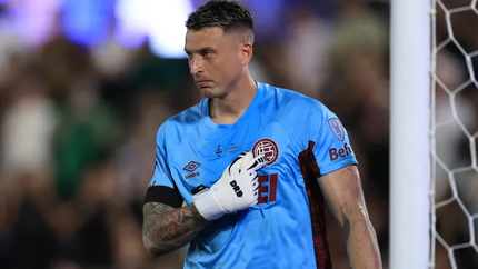 Nahuel Losada atajó tres penales y se convirtió en el héroe de Lanús campeón de la Copa Sudamericana. Nahuel Losada atajó tres penales y se convirtió en el héroe de Lanús campeón de la Copa Sudamericana.