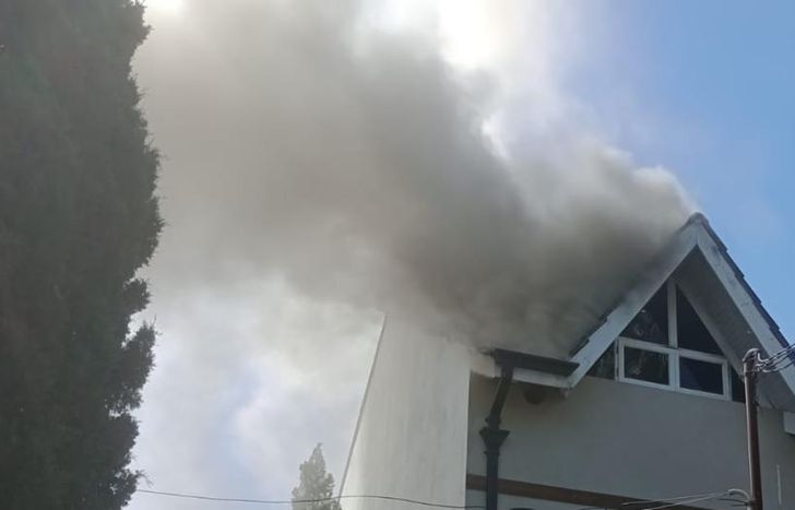 El incendio produjo una enorme nube de humo.