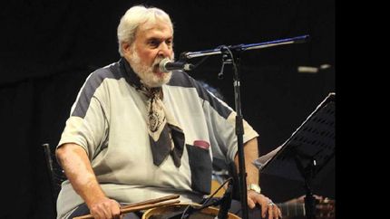 Abalos se destacó como cantante y también como percusionista.