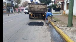 Mejoran la circulación con más trabajos de bacheo en los barrios