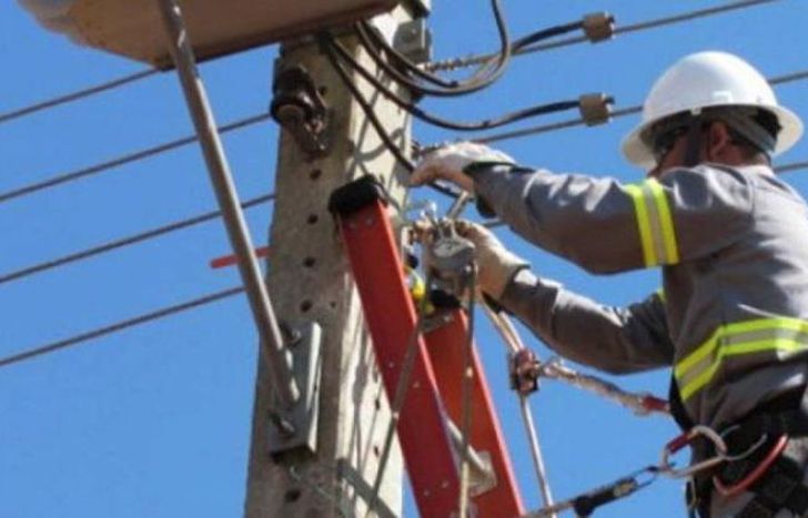 El robo ocurrió mientras empleados de Edesur trabajaban en un poste.