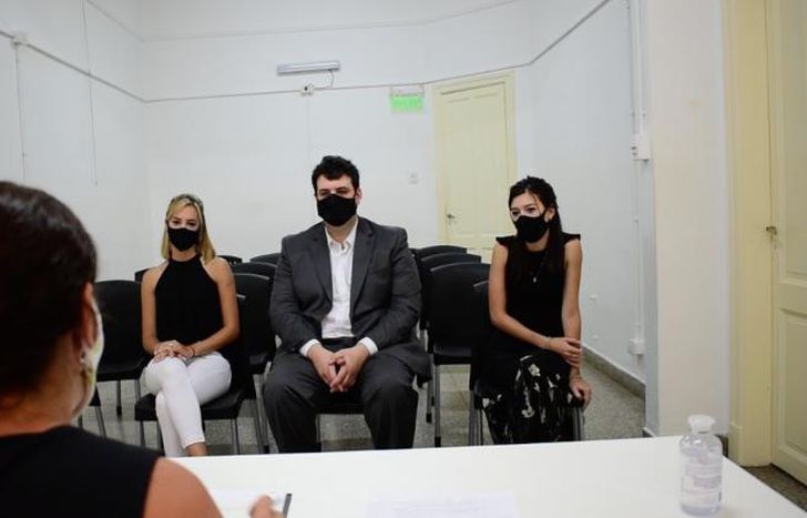 Con las dos testigos.