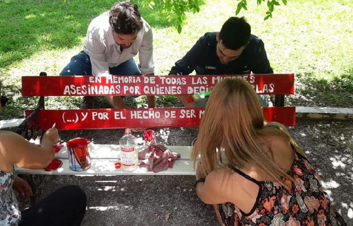 Está ubicado en la Plaza Yrigoyen.