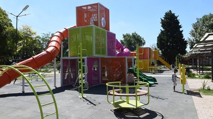 La plaza está entre las calles Doyhenard, Melber, Pareta y Mercedes. La plaza está entre las calles Doyhenard, Melber, Pareta y Mercedes.