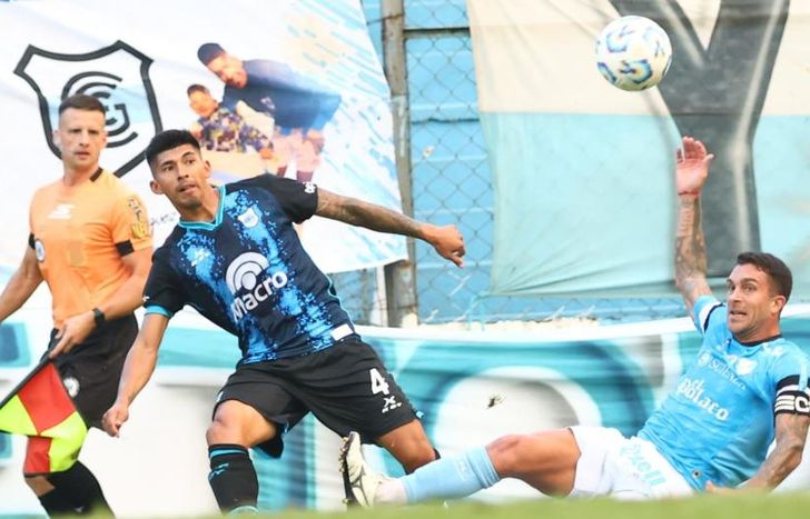 Diego López disputa la pelota con Adrián Arregui.