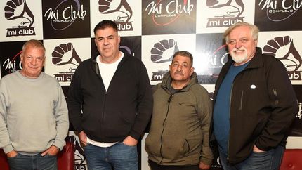 El traje quedó de lado, pero la presencia sigue.