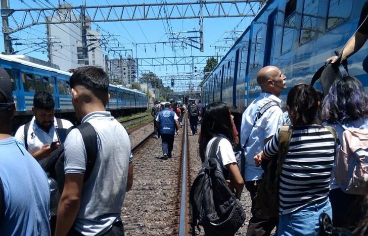 Las personas tuvieron que bajar del tren.