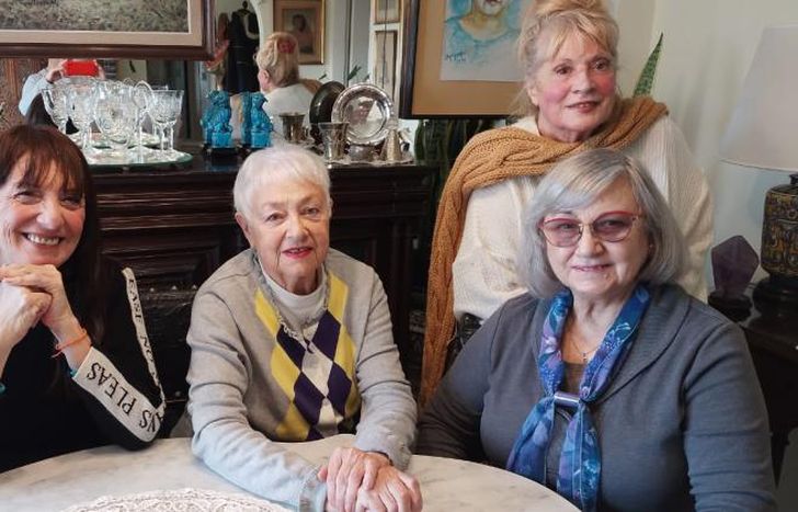 Laura, la organizadora, junto a las tres escritoras lomenses que serán homenajeadas.