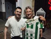 El músico se fue con el regalo de la camiseta del Club Banfield que le hizo un joven del público presente. El músico se fue con el regalo de la camiseta del Club Banfield que le hizo un joven del público presente.