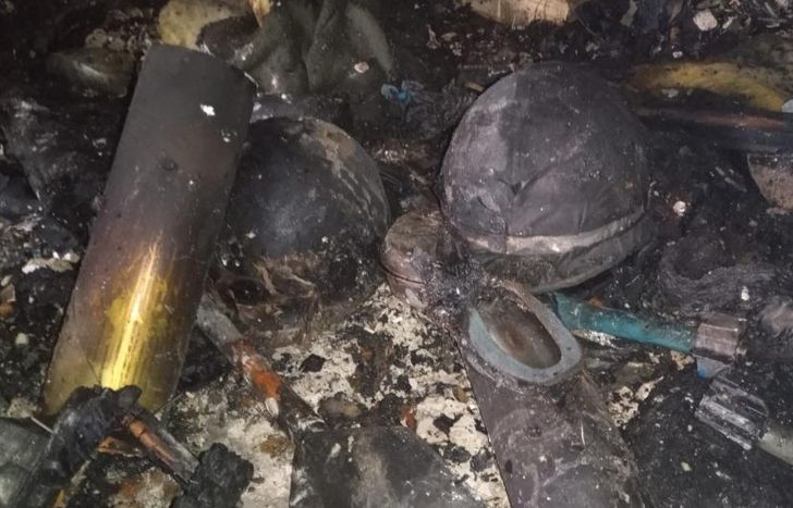 Un casco utilizado por el excombatiente, dañado por el fuego.