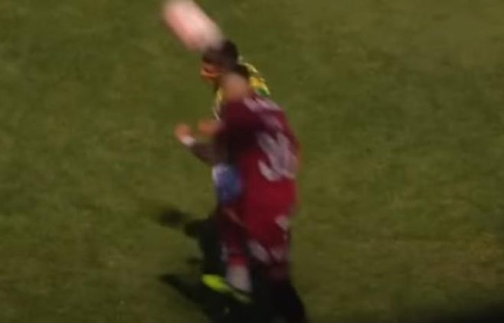 Así fue el impacto de cabeza entre Cazal y Escobar.