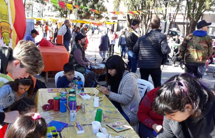 Los chicos confeccionando los juguetes que serán donados.