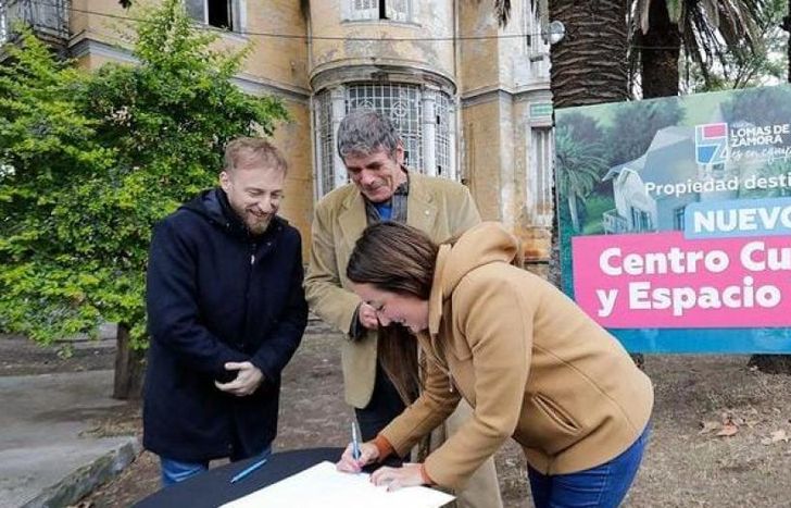 El momento de la firma: un nuevo comienzo para el castillo de Banfield.
