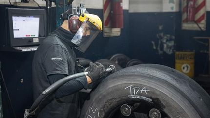 La empresa reduce la cantidad de neumáticos desechados y el consumo de materias primas. La empresa reduce la cantidad de neumáticos desechados y el consumo de materias primas.